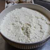 ..., ma soprattutto la farcitura. A Bitonto fu sostituito l�originario ripieno di mandorle e cioccolato con ricotta aromatizzata con scorza di limone. L�idea venne, all�inizio dell�800, alle monache benedettine del monastero di Santa Maria delle Vergini